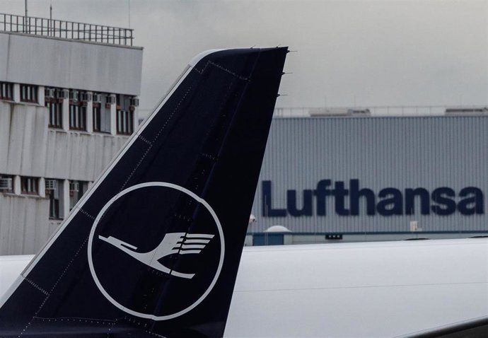 Archivo - FILED - 12 February 2026, Hesse, Frankfurt/Main: A view of the tail fin of a Lufthansa aircraft at Frankfurt Airport. Lufthansa pilots and flight attendants are set to stage a one-day strike on Thursday. Photo: Hannes P Albert/dpa