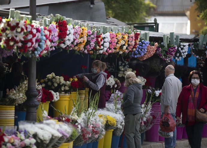 Archivo - Imagen de archivo de una floristería en el cementerio de San Fernando en Sevilla.