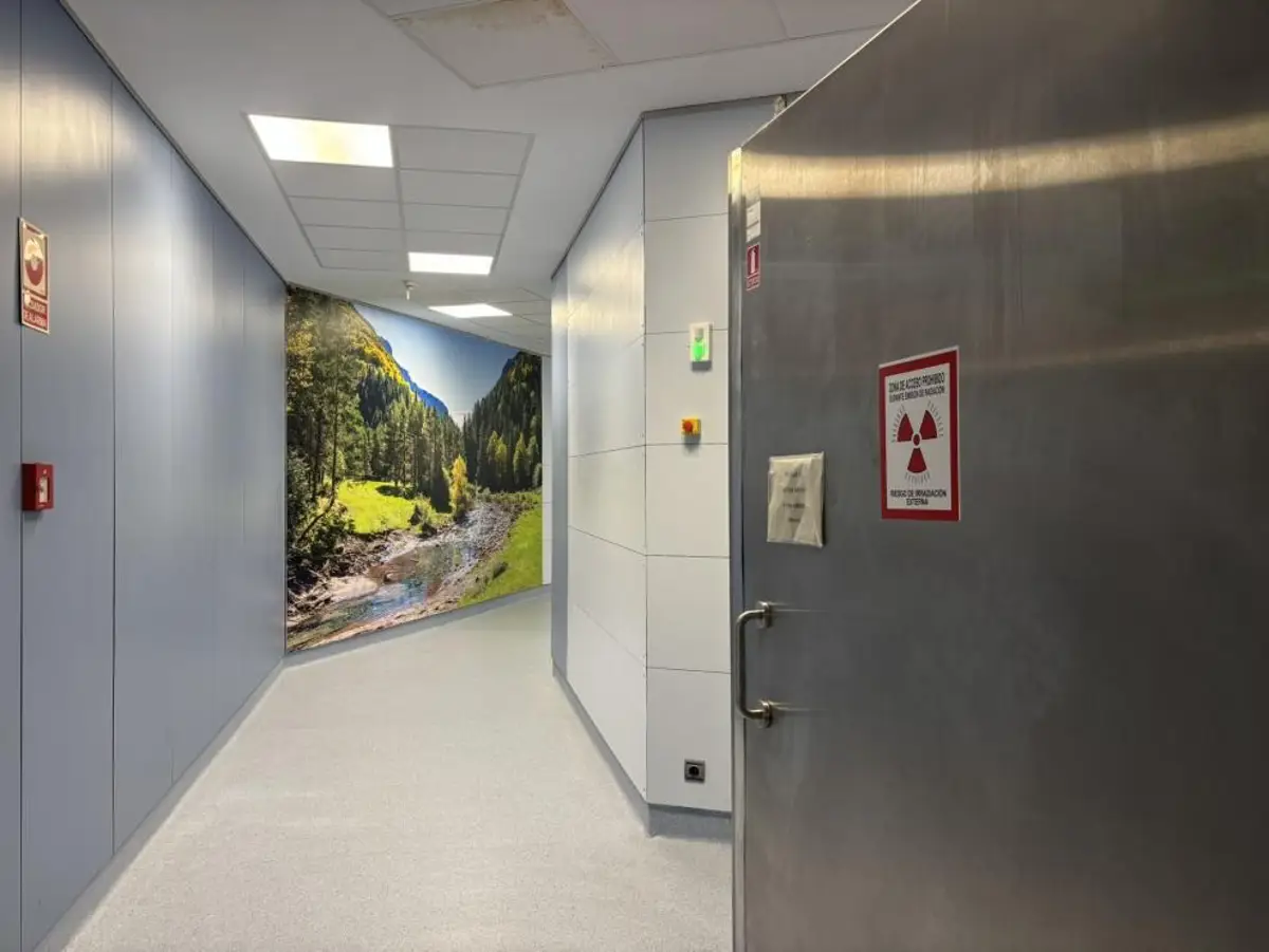 Zona de acceso a instalaciones de radioterapia en el Hospital Clínico de Zaragoza, con medidas de protección y control para garantizar la seguridad durante el uso de radiación