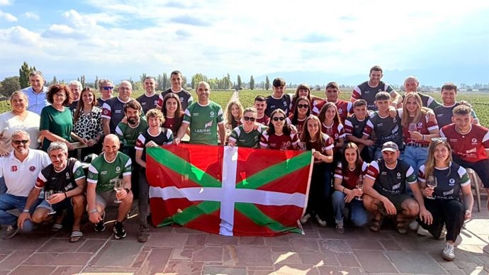 El presidente del EBB del PNV, Aitor Esteban, y la burukide de Relaciones Exteriores, Miren Martiarena, en Mendoza (Argentina) con la Euskal Selekzioa que juega el Mundial de Pelota