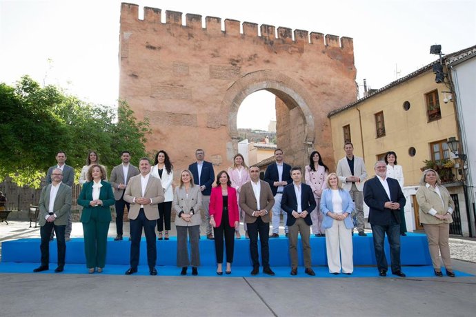 El PP de Granada ha presentado la candidatura a las próximas elecciones autonómicas del 17M en un acto celebrado en la Puerta de Elvira, y en el que también ha intervenido la cabeza de lista, la actual consejera de Fomento de la Junta, Rocío Díaz.