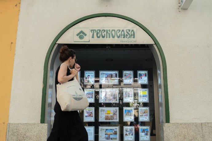 Archivo - Façana d'una immobiliària a Barcelona