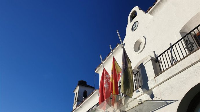 Archivo - Banderas a media asta en el balcón