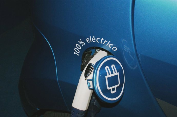 Archivo - Recarga de coche eléctrico.
