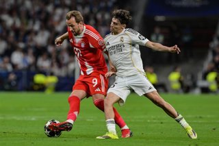 07 April 2026, Spain, Madrid: Bayern Munich's Harry Kane (L) and Real Madrid's Thiago Pitarch battle for the ball during the UEFA Champions League quarterfinal first leg soccer match between Real Madrid and Bayern Munich at Santiago Bernabeu. Photo: Peter