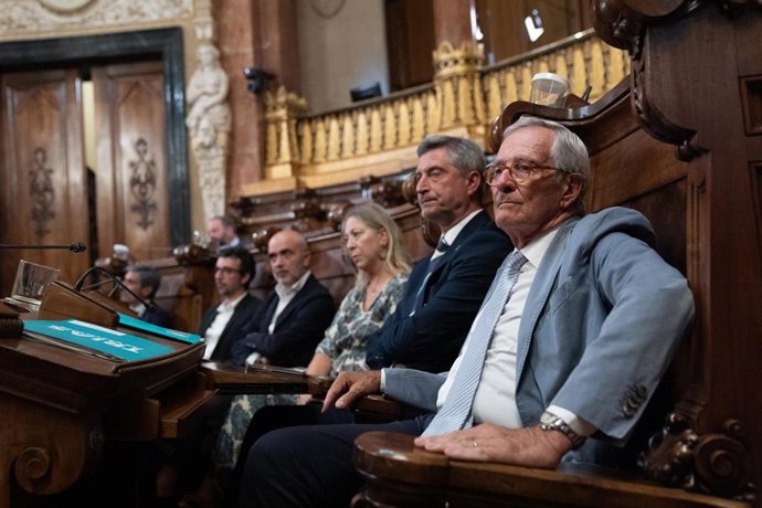 Archivo - El líder de Junts, Xavier Trias (1d) durante un pleno en el Ayuntamiento de Barcelona, en una imagen de archivo