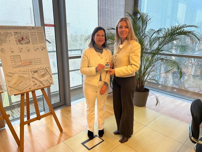 La diputada de Fomento e Infraestructuras, Nieves Atencia, y la alcaldesa de Cartajima, Isabel María Jiménez. 