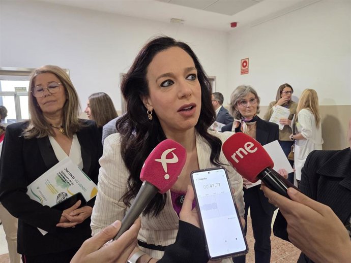 La consejera de Salud y Servicios Sociales de la Junta de Extremadura en funciones, Sara García Espada, atiende a los medios de comunicación