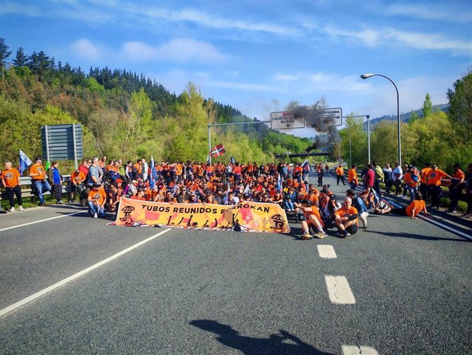 Un centenar de trabajadores han participado en la movilización
