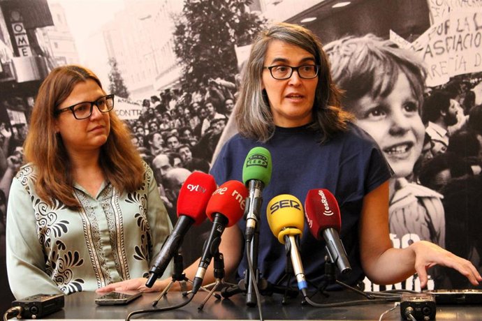 La comisionada para la celebración de los 50 años de España en Libertad, Carmina Gustrán (derecha), junto a la directora general de la Ciuden, Yasodhara López, en la presentación de las actividades en torno a la exposición 'Vientos del pueblo'.