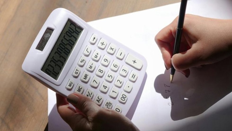 Archivo - Imagen de archivo de una persona con una calculadora. 