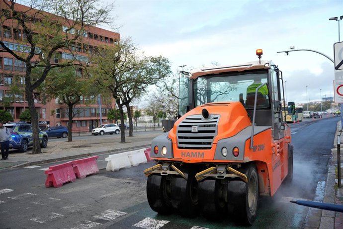 Imagen de las obras de repavimentación en el Puente del Cachorro de Sevilla.