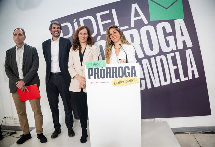 A coordenadora geral do Sumar, Lara Hernández, fala durante uma coletiva de imprensa no Espacio Ecooo, em 6 de abril de 2026, em Madri (Espanha).