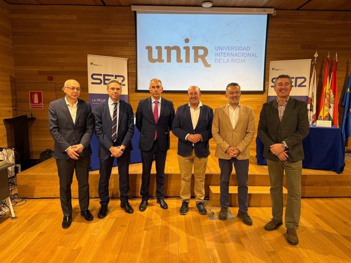 El presidente de la Interprofesional del Vino de España, Fernando Ezquerro, protagonista del nuevo Foro Radio Rioja, celebrado en el Espacio Lagares en Logroño.