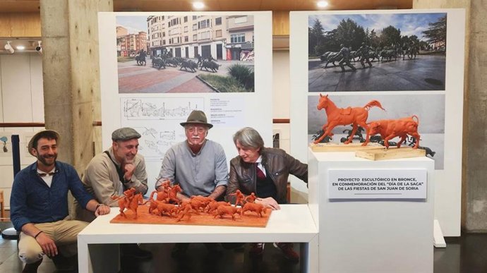 De izda a dcha, Pablo Bárez, Alberto Ruiz, Ricardo González y Carlos Martínez presentan la maqueta de la escultura homenaje a La Saca de Soria