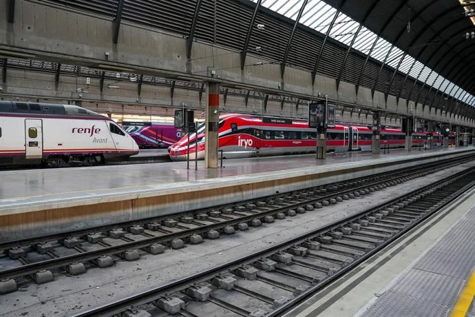 Archivo - Un tren Irlo y un Avant parados en  la estación de Santa Justa de Sevilla