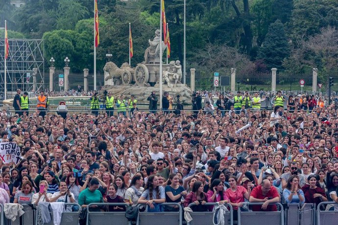 Archivo - Decenas de personas durante la segunda edición de la Fiesta de la Resurrección, en la plaza de Cibeles, a 6 de abril de 2024, en Madrid (España). 