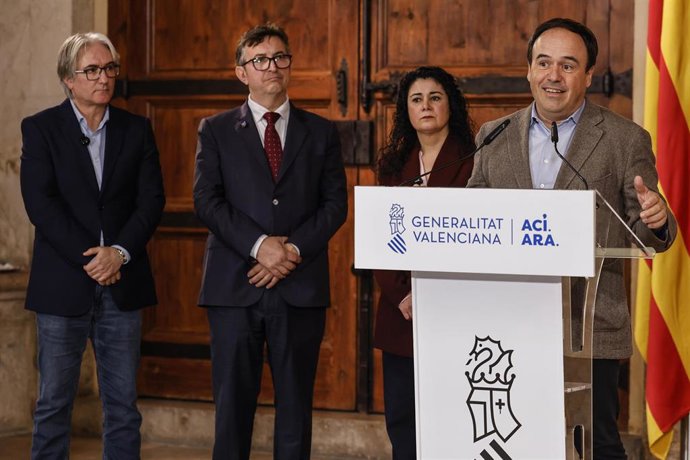 Archivo - El presidente de la Generalitat valenciana, Juanfran Pérez Llorca (d), se reúne con el presidente de la Confederación Empresarial de la Comunitat Valenciana (CEV), Vicente Lafuente (2i), la secretaria general de CCOO-PV, Ana García Alcolea (2d),