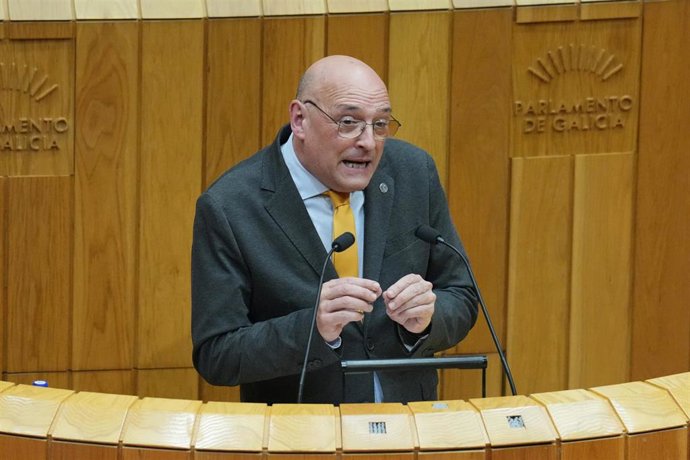 El portavoz de Democracia Ourensana, Armando Ojea, interviene durante el Debate sobre el Estado de la Autonomía, a 8 de abril de 2026, en Santiago de Compostela, A Coruña, Galicia (España). El Gobierno  gallego se enfrenta al Debate sobre el Estado de la 