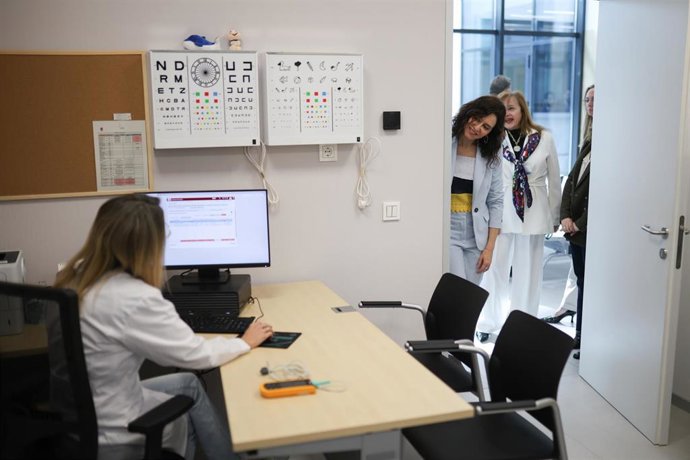 La presidenta de la Comunidad de Madrid, Isabel Díaz Ayuso (d), durante una visita al nuevo Centro de Salud de Atención Primaria Parla Este y Centro de Salud Mental, a 6 de abril de 2026, en Parla, Madrid (España).