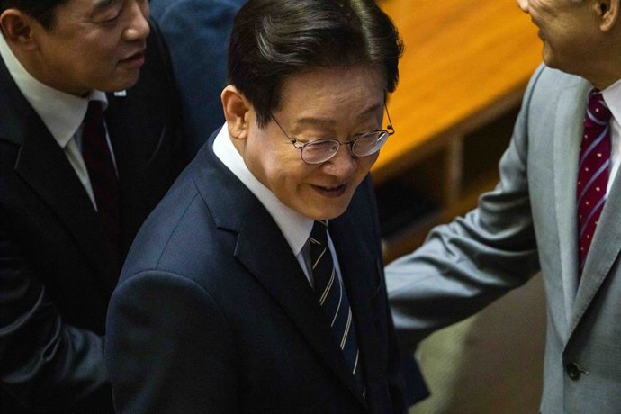 2 de abril de 2026, Seul, Coreia do Sul: LEE JAE MYUNG, presidente da Coreia do Sul, reúne-se com legisladores após discursar em uma sessão da Assembleia Nacional durante um discurso sobre a gestão do governo na quinta-feira, 2 de abril de 2026, em Seul, 