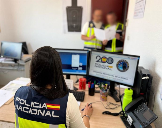 Agentes de la Policía Nacional durante la investigación patrimonial desarrollada en Almería.