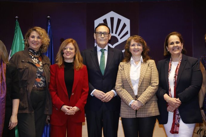 Gómez Villamandos (centro), con autoridades y responsables del evento GEN-Lidera, durante su inauguración en Córdoba.