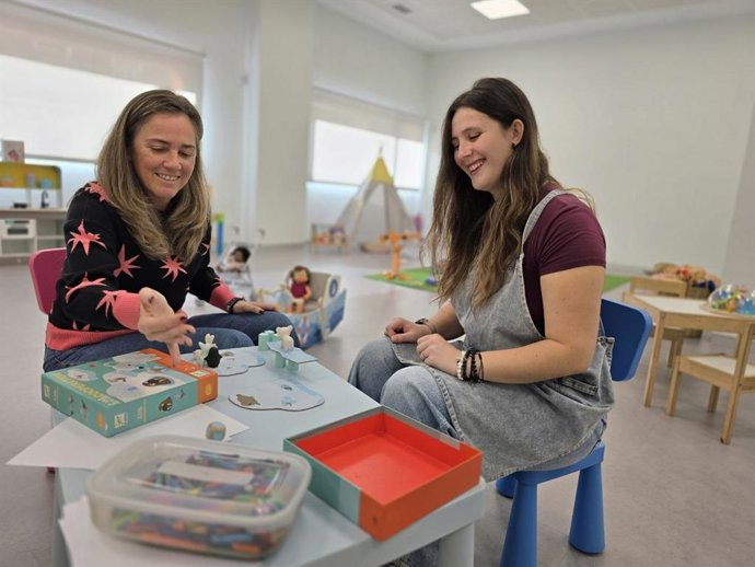 La concejala de Cultura de Barakaldo, Nerea Cantero, en la ludoteca de Lutxana.