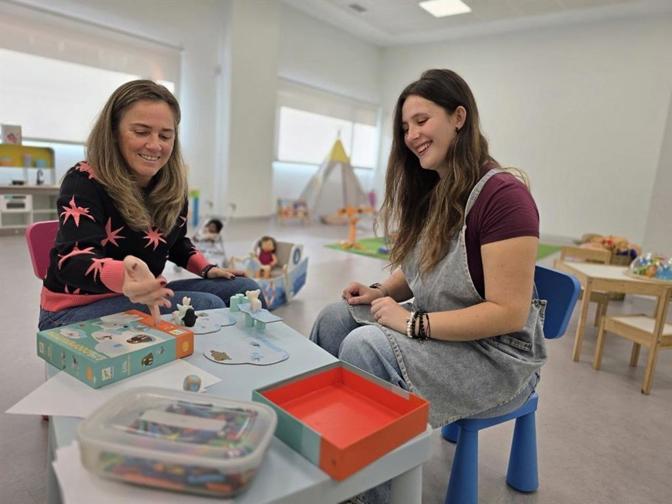 La concejala de Cultura de Barakaldo, Nerea Cantero, en la ludoteca de Lutxana.