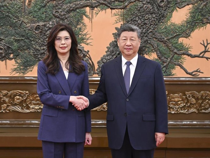 El presidente chino, Xi Jinping, junto a la líder del Kuomintang, Cheng Li Wun.