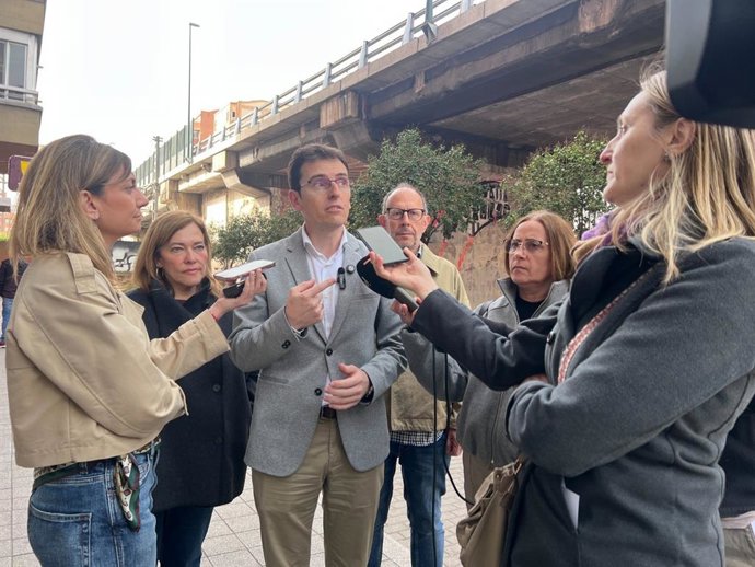 El portavoz del Grupo Municipal Socialista de Valladolid, Pedro Herrero, atiende a los medios en el viaducto de Arco de Ladrillo