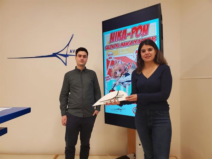 El presidente de la Asociación Nikaku Dan, Adrián Santos, y la concejala de Juventud, Raquel Ruiz.