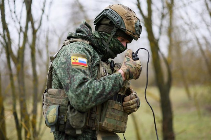 Archivo - RUSSIA, KHERSON REGION - FEBRUARY 27, 2026: A signalman with the 126th Coastal Defence Brigade, 18th Combined Arms Army, Dnepr Group of Forces, deploys a SNARK-100R satellite communication system during the special military operation