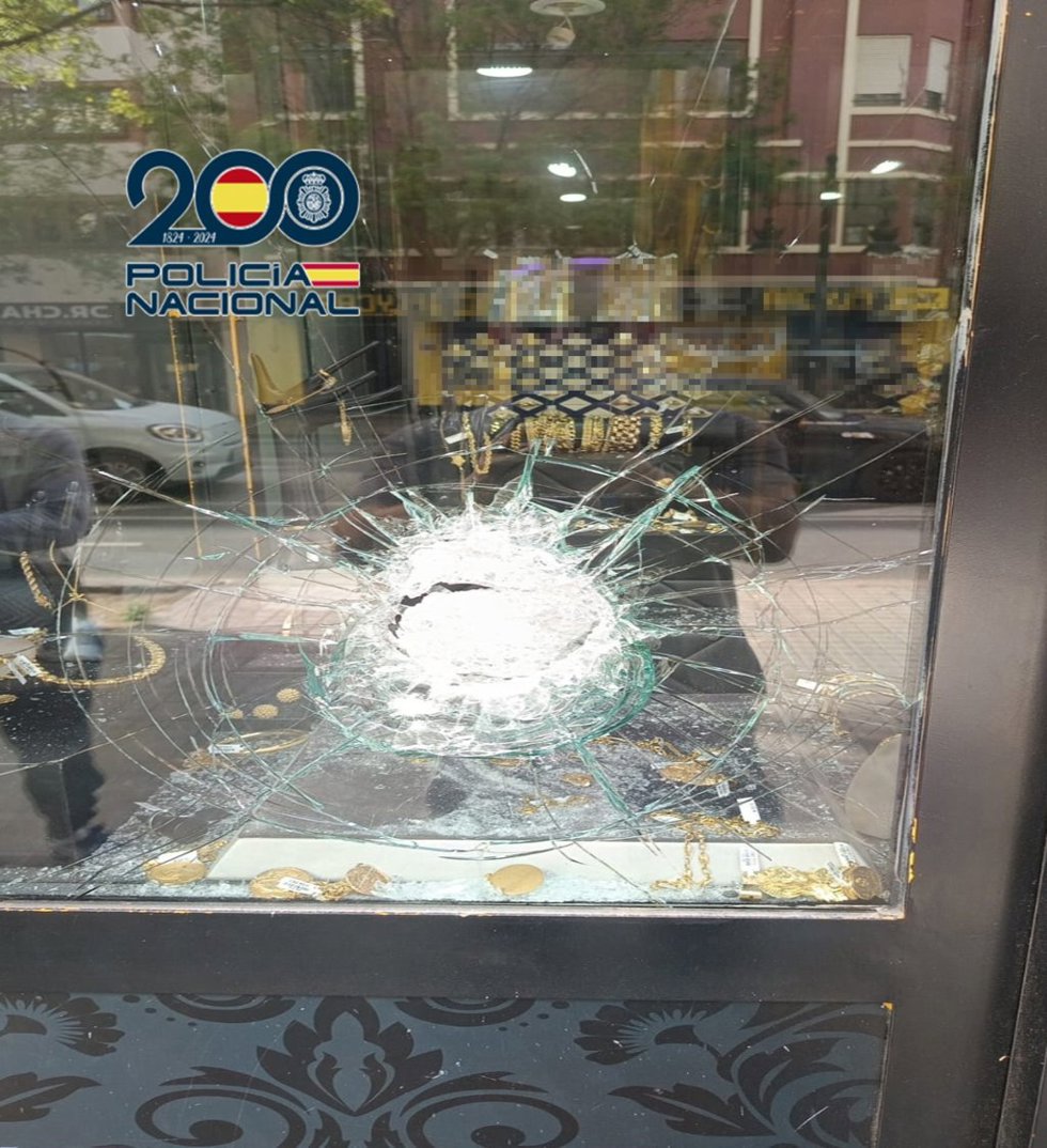 La Policía Nacional detiene a dos varones tras cometer un robo en una joyería y darse a la fuga a bordo de una motocicleta sustraída