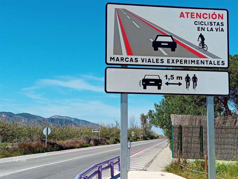 Imagen de archivo de una señal que advierte de la posible presencia de ciclistas en una carretera
