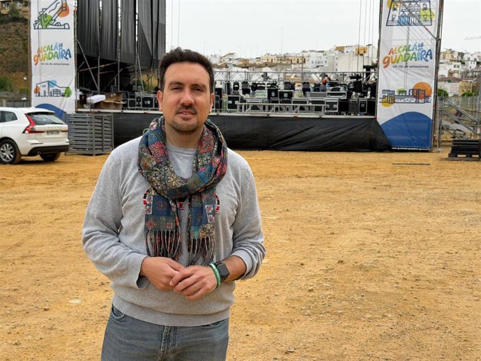 El delegado de Cultura, Patrimonio y Museo en el Ayuntamiento de Alcalá de Guadaíra (Sevilla), Cristopher Rivas, en la explanada del auditorio Riberas del Guadaíra.