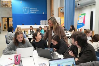València impulsa el talento tecnológico femenino con el Hub Lab de Pascua de Technovation Girls en La Harinera