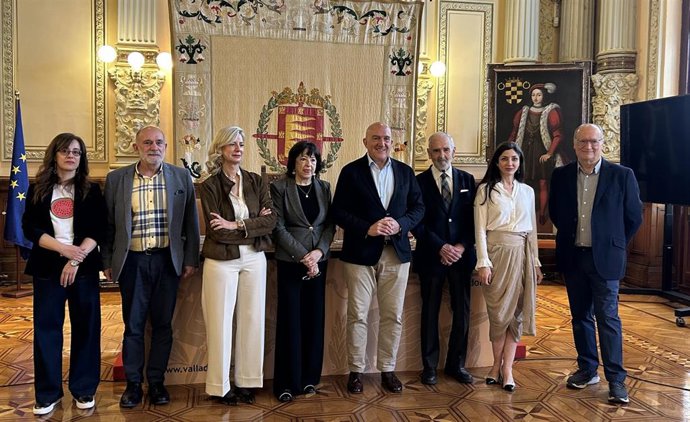 El alcalde de Valladolid, Jesús Julio Carnero, y la teniente de alcalde y concejal de Educación y Cultura, Irene Carvajal, junto con miembros del jurado del Premio Ateneo y del Ateneo de Valladolid.