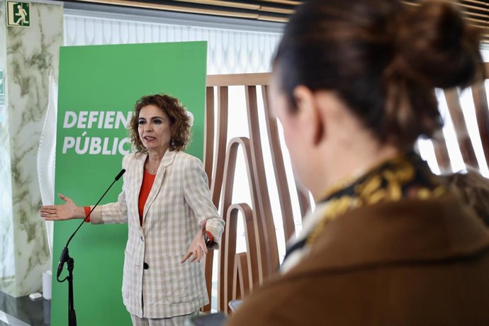 La secretaria general del PSOE-A, María Jesús Montero, atiende a los medios en Cádiz.