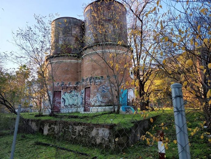 Solar de la calle Campamento objeto de controversia política, con los antiguos depósitos de agua para trenes de Renfe.