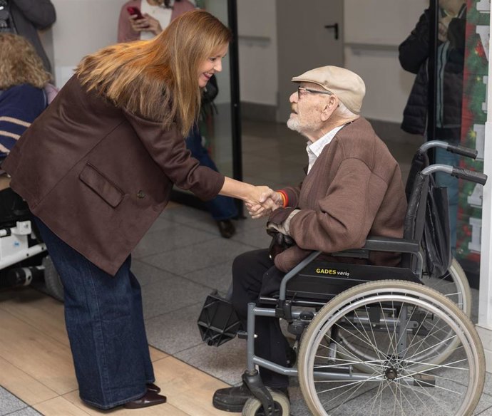 Archivo - La consejera de Familia, Juventud y Asuntos Sociales, Ana Dávila, participa en un desayuno navideño donde presenta el programa del Gobierno regional 'Conectando Navidades' en la residencia de Navalcarnero, a 26 de diciembre de 2025, en Madrid (E