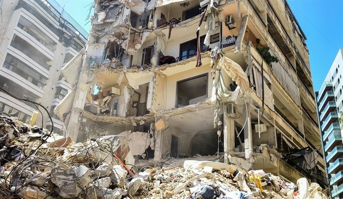 Edificio de apartamentos en Ain Al Mraisé en Beirut tras un ataque aéreo israelí.
