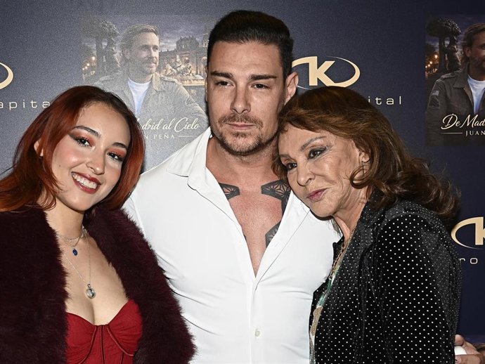 Jacobo Ostos, una amiga, y María Ángeles Grajal durante la fiesta del 46 cumpleaños de Juan Peña en Teatro Kapital