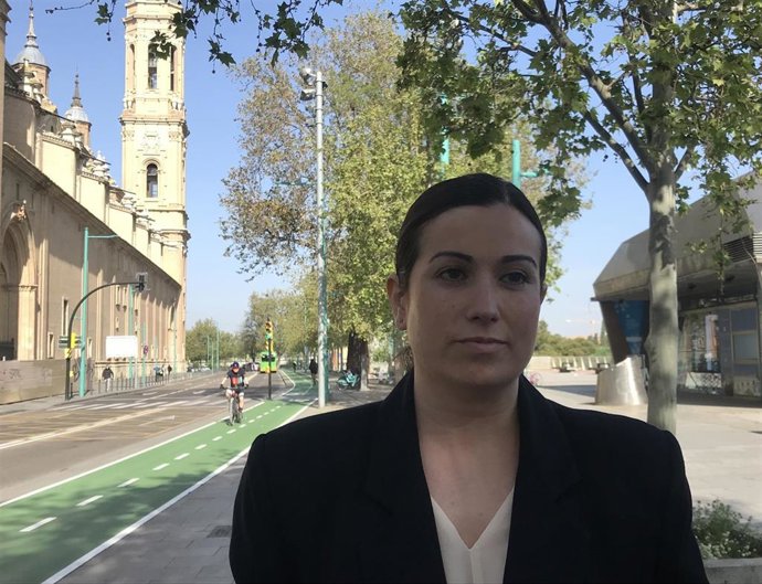 La consejera municipal de Movilidad y Medioambiente del Ayuntamiento de Zaragoza, Tatiana Gaudes, al lado del carril-bici de paseo Echegaray y Caballero