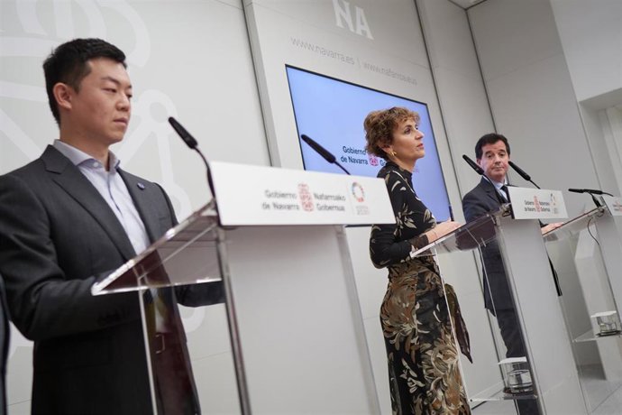 Archivo - La presidenta de Navarra, María Chivite, el consejero de Industria y Transición Ecológica y Digital Empresarial, Mikel Irujo, y el director de Inversiones de Hithium, Hao Wang, durante una rueda de prensa en el Palacio de Navarra