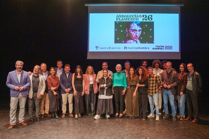 La consejera de Cultura y Deporte de la Junta de Andalucía, Patricia del Pozo preside la foto de familia en la presentación de la nueva edición del ciclo Andalucía·Flamenco 2026. A 10 de abril de 2026 en Sevilla, Andalucía (España).  