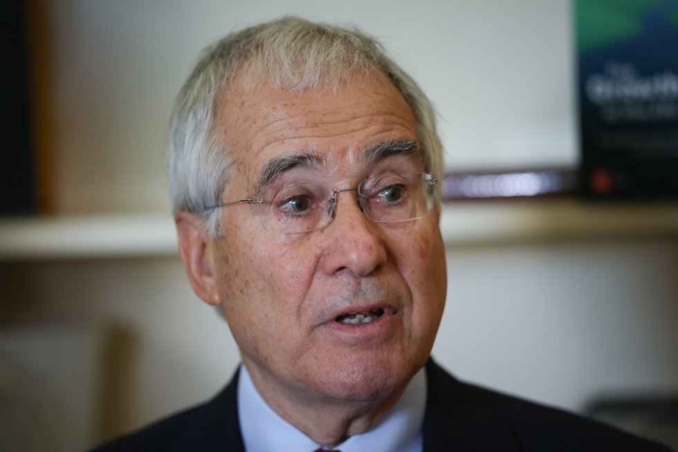 El economista y académico británico, Nicholas Stern, tras una reunión con la vicepresidenta y ministra para la Transición Ecológica y el Reto Demográfico, Sara Aagesen, en la sede del Ministerio, a 10 de abril de 2026, en Madrid (España).