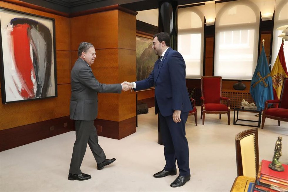 El presidente del Principado de Asturias, Adrián Barbón, recibe al alcalde de Oviedo, Alfredo Canteli, en la sede de Presidencia.