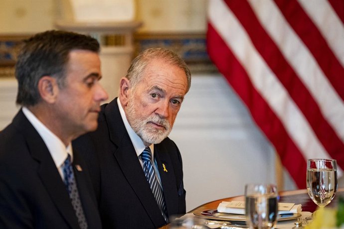 Archivo - Arquivo - 7 de julho de 2025, Washington, Distrito de Columbia, EUA: O embaixador dos Estados Unidos em Israel, Mike Huckabee, à direita, e John Ratcliffe, diretor da Agência Central de Inteligência (CIA), durante um jantar com o presidente dos 