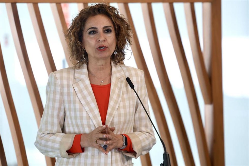 La secretaria general del PSOE-A y candidata a la Presidencia de la Junta de Andalucía, María Jesús Montero, atiende a medios antes de reunirse con el comité de empresa del Servicio de Ayuda a Domicilio de Cádiz. A 10 de abril de 2026 en Cádiz (Andalucía,